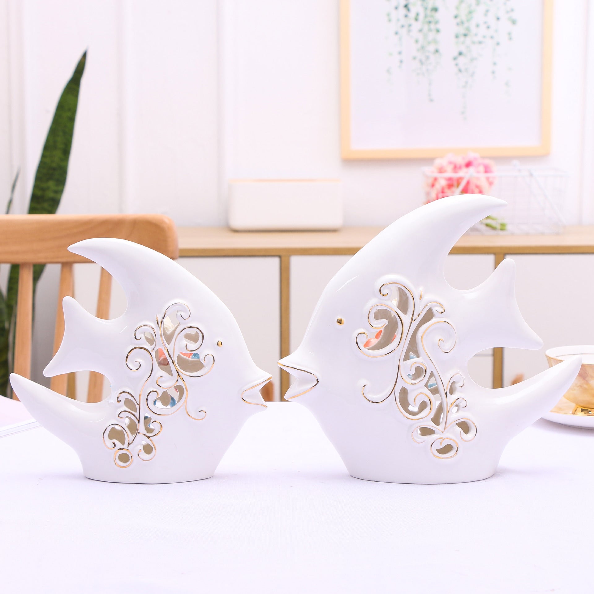 Simple Modern Ceramic Couple Fish Decorative Pieces: European-Style Home Decor with Gilded Accents & Feng Shui Wealth Appeal for Living Rooms